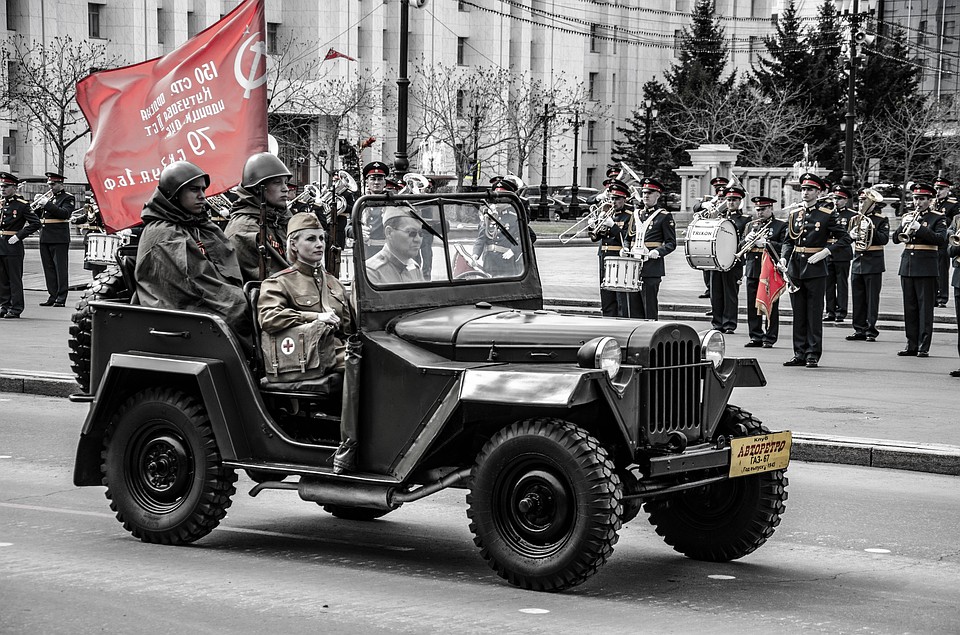 По традиции завершили демонстрации военной техники автомобили «Додж», ГАЗ-М1 и ГАЗ-АА, ЗИС-5 клуба «Авторетро». Фото: Элина ОГАНЕСЯН