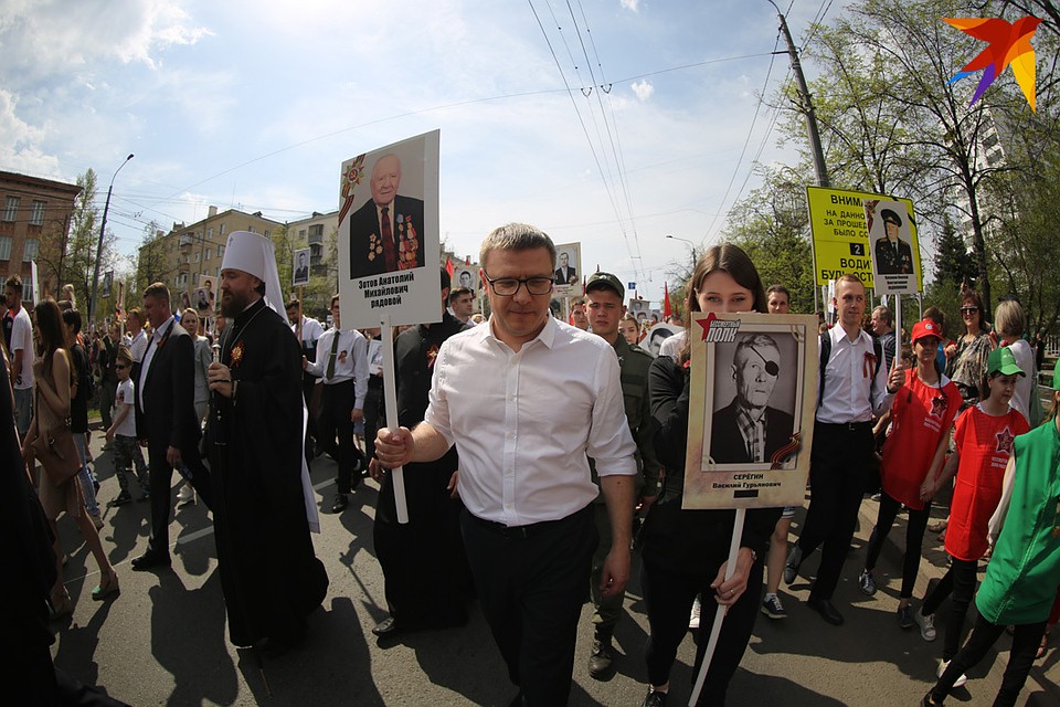 Врио губернатора Алексей Текслер впервые участвует в шествии Бессмертного полка в Челябинске. Фото: Валерий ЗВОНАРЕВ