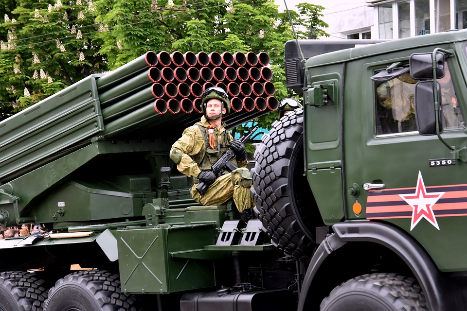 В военном параде в Симферополе задействовали 40 единиц спецтехники. Фото: Виталий ПАРУБОВ