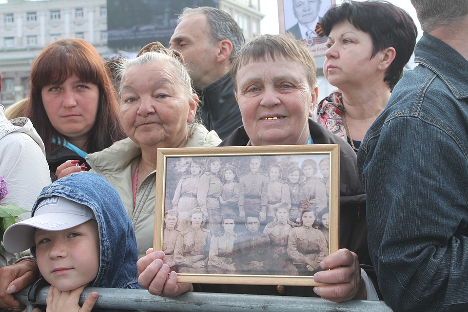 Парад Победы в Донецке 2019 собрал тысячи людей Фото: Никита МАКАРЕНКОВ, Павел ХАНАРИН
