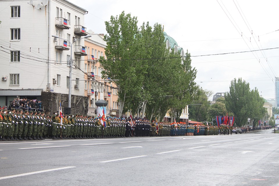 Парад Победы в Донецке 2019 собрал тысячи людей Фото: Никита МАКАРЕНКОВ, Павел ХАНАРИН
