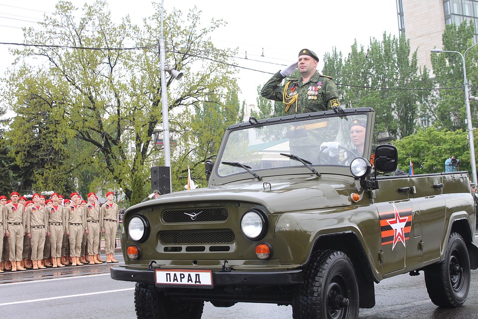 Парад Победы в Донецке 2019 собрал тысячи людей Фото: Никита МАКАРЕНКОВ, Павел ХАНАРИН