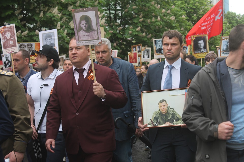 Сотни портретов Александра Захарченко пронесли в Бессмертном полку в Донецке 2019 Фото: Никита МАКАРЕНКОВ, Павел ХАНАРИН