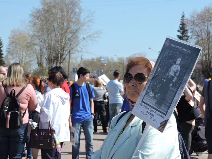 Участники приходили к Театру оперы и балета задолго до начала шествия Фото: Ольга СОЛОВЕЙ