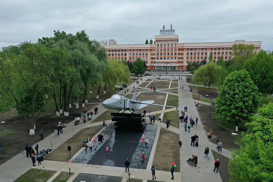 В Гомеле установили памятный знак с бомбардировщиком Су-24. Фото: t.me/gomel_new