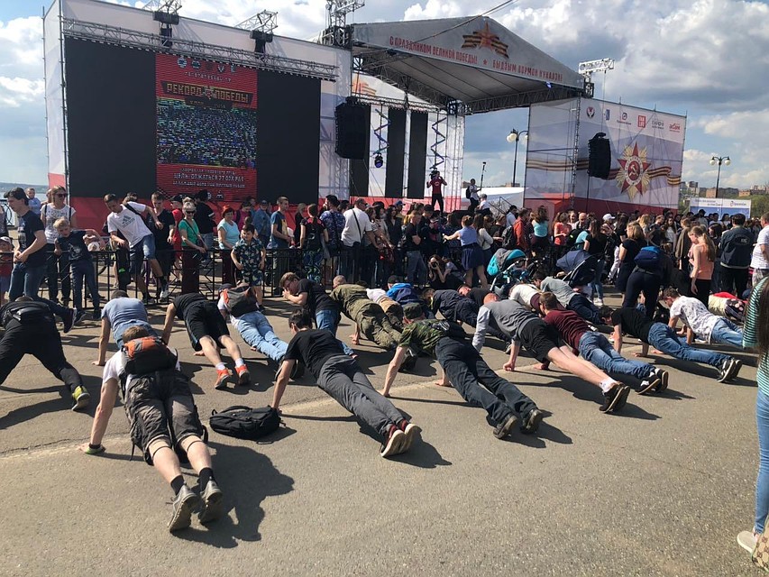 Участники акции "рекорд победы" отжались более 27 тысяч раз