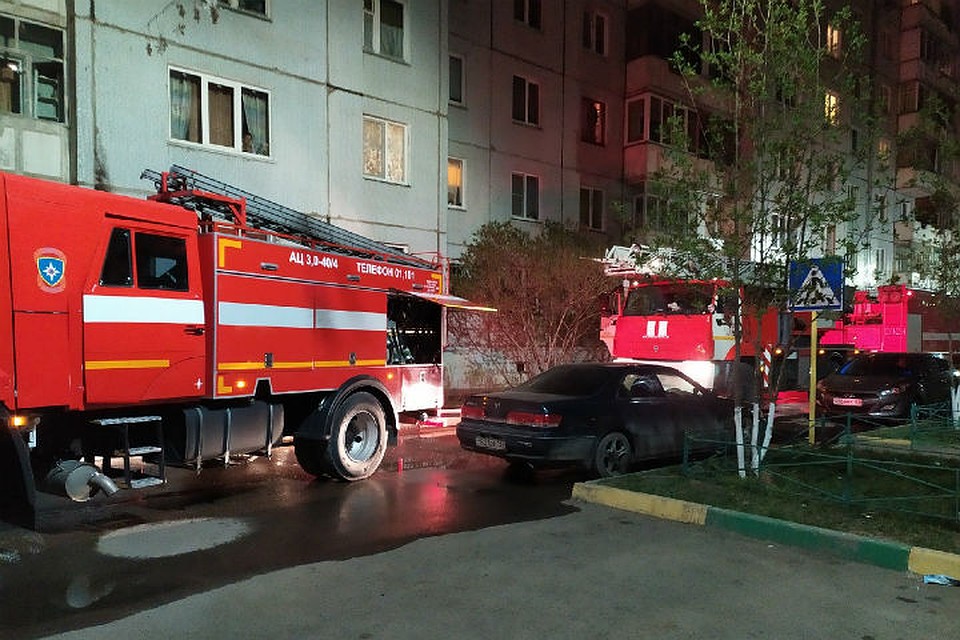 Возле дома жители насчитали четыре пожарных машины Фото: Василина САНКО