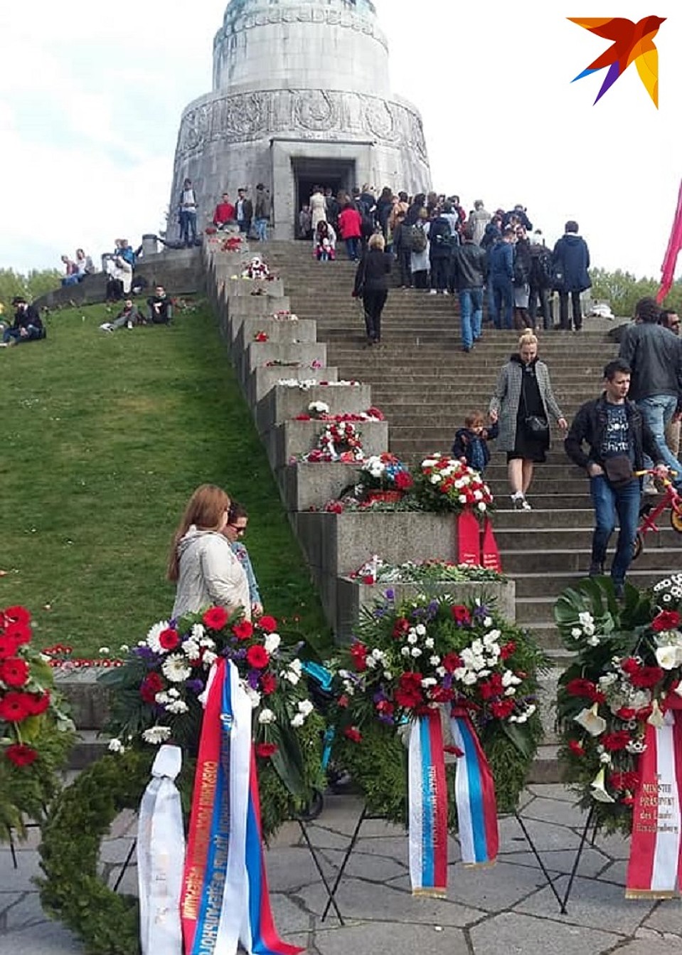 Нескончаемый поток людей, флаги Советского Союза, России, Белоруссии Фото: Сергей ПОНОМАРЕВ