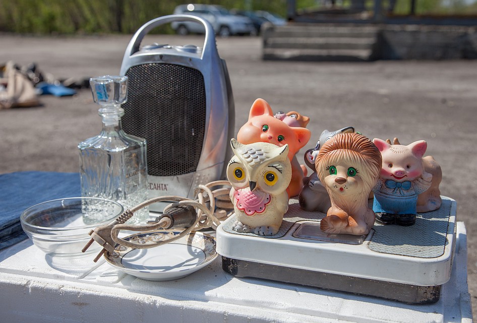 Вся суть блошиного рынка в одном кадре. Фото: Николай ОБЕРЕМЧЕНКО