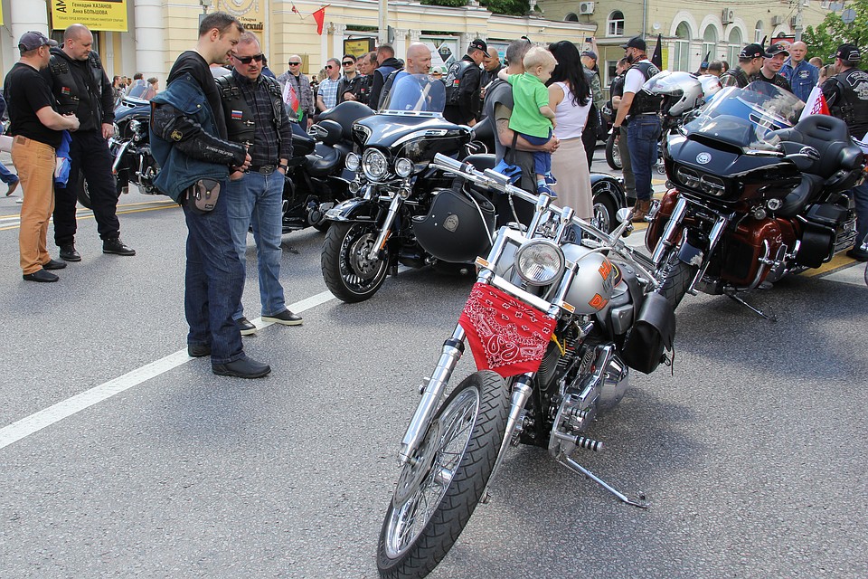 Этот Harley-Davidson - точная копия культового мотоцикла, на котором ездил актер Микки Рурк Фото: Виктор ЛЕВШАКОВ