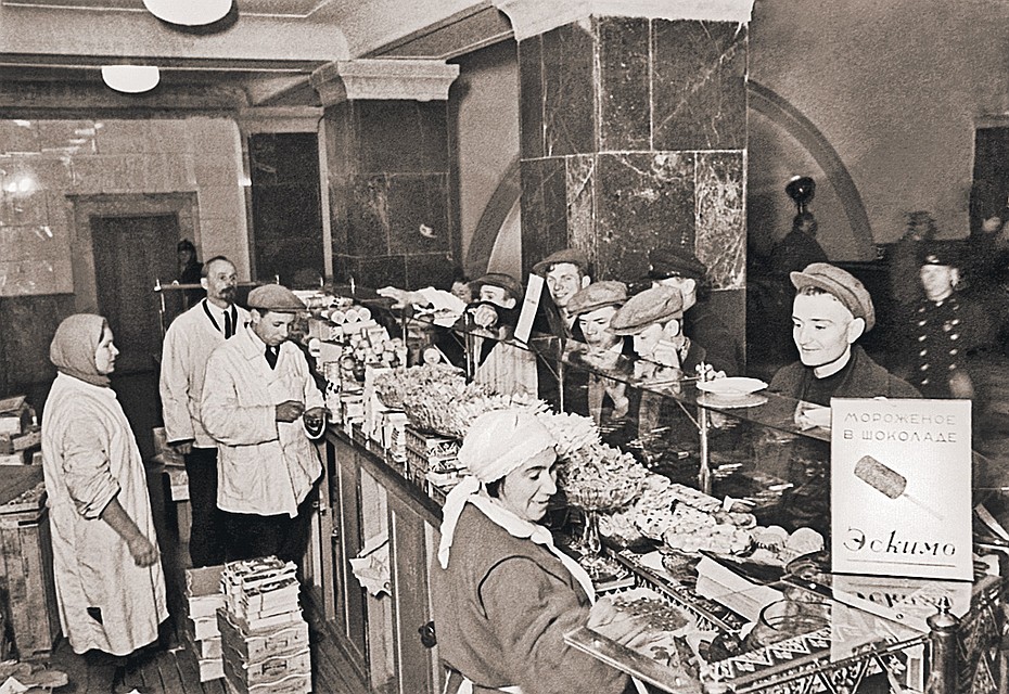 Московский метрополитен открыли в 1935 году. И тут же начали креативить. В вестибюле станции «Охотный Ряд» для пассажиров организовали роскошный буфет. Фото: Леонид ВЕЛИКЖАНИН/ТАСС