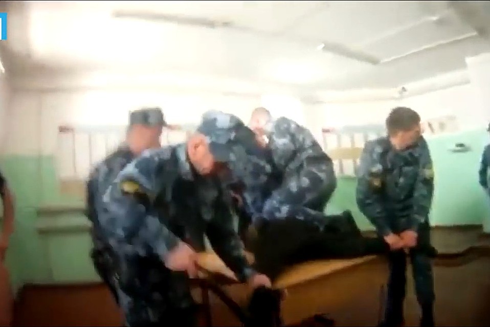 Кадры с избиения в Ярославской колонии. Фото: скриншот видео