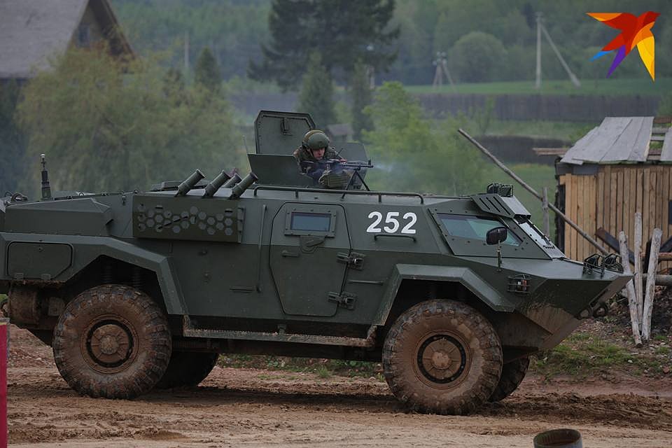 В боевых эпизодах были задействованы современные образцы военной техники. Фото: Святослав ЗОРКИЙ