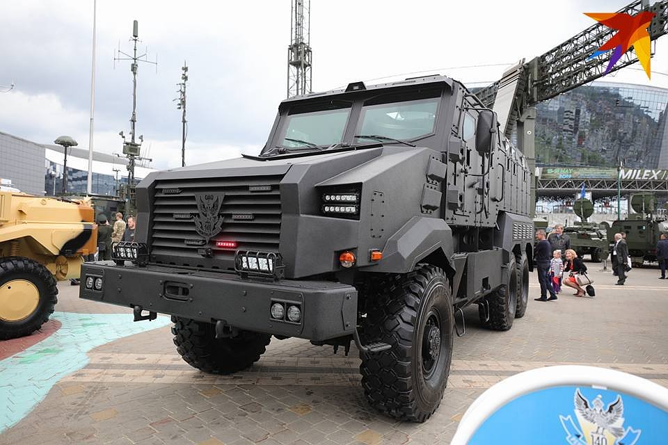 На MILEX-2019 впервые рассекретили огромный бронированный автомобиль-монстр с названием «Защитник» . Фото: Святослав ЗОРКИЙ
