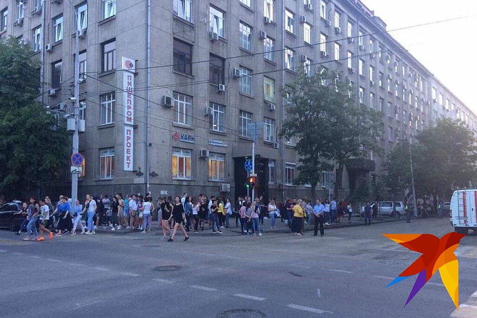 Что стало причиной эвакуации, пока не ясно.