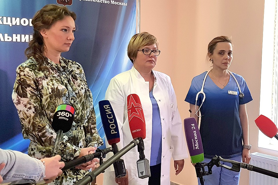 Уполномоченный по правам ребенка в РФ Анна Кузнецова (слева) и врачи общаются с журналистами. Фото: Алиса ТИТКО
