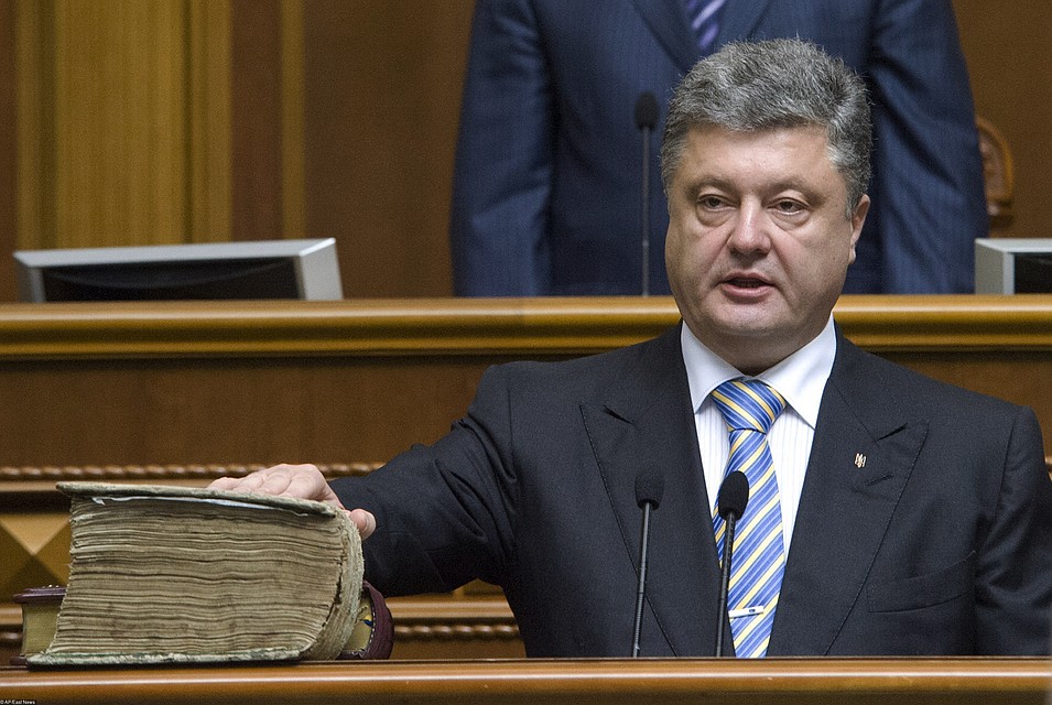 2014 год, Петр Порошенко произносит текст присяги, положив руку на Пересопницкое евангелие. Фото: EAST NEWS