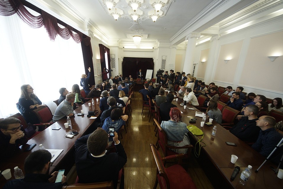 Вместо 30 приглашенных активистов на встречу с мэром пришли 59 человек Фото: Алексей БУЛАТОВ