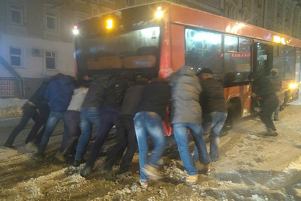 Многие автобусы без помощи пассажиров не справлялись. Фото: vk.com/zlo43