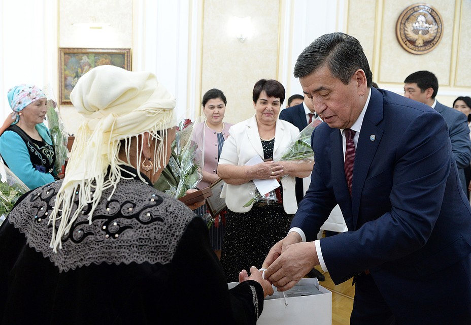 Из рук президента женщины получили подарки, цветы, ордена... Фото: Султан ДОСАЛИЕВ