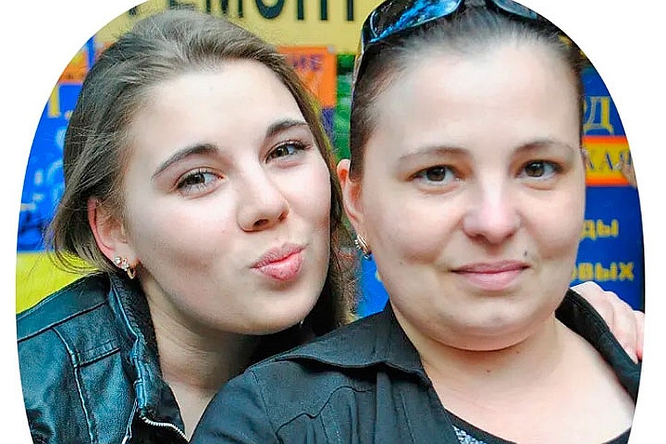 Бабушка (на фото - справа) узнала о происшествии со свой маленькой внучкой из новостей по телевизору. Фото: Личная страница героя публикации в соцсети