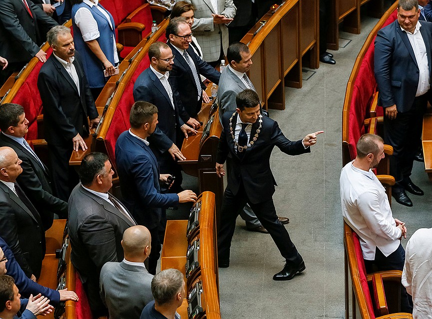 потихоньку, шажок за шажком, из самопровозглашенного «объединителя Украины» Зеленский пока превращается во второго Порошенко Фото: REUTERS