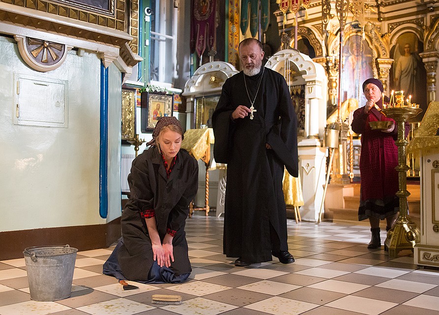 В сериале «Секта» Светлана Ходченкова наконец выпала из образа красивой стервы — тут она замученная мать-одиночка с тяжелым прошлым и сумрачным настоящим