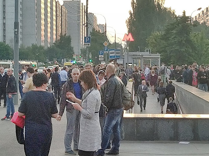 На остановках наземного транспорта собралось много людей Фото: СОЦСЕТИ
