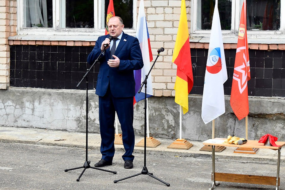 Председатель Законодательного собрания Тверской области Сергей Голубев напутствовал школьников. Фото: ЗСТО