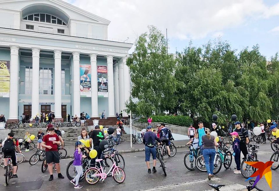 Уже за час до старта на площади было многолюдно. Фото: Екатерина СИМОХИНА