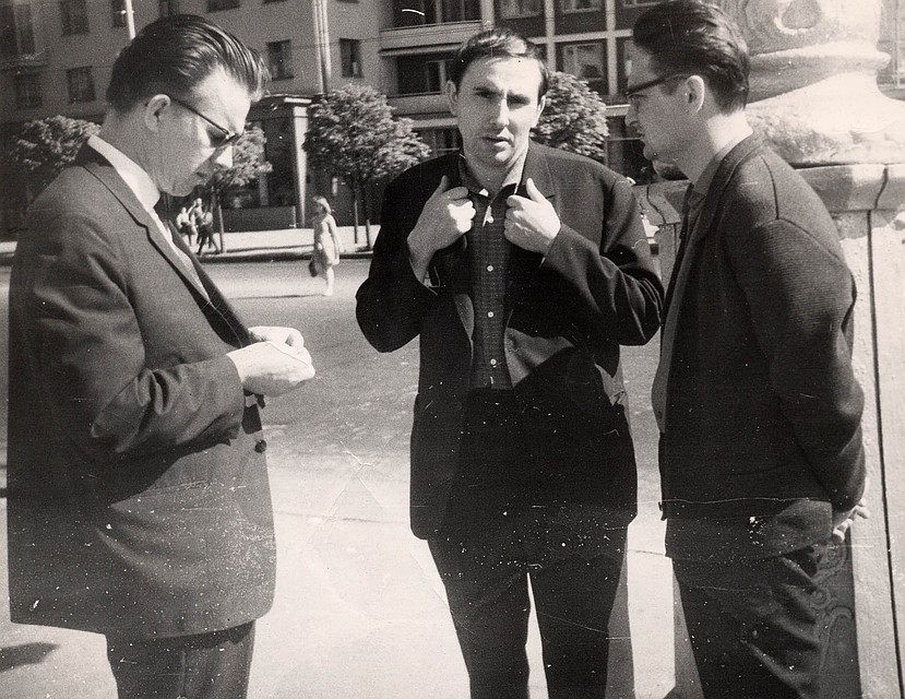 В 1960-х молодые поэты Геннадий Буравкин (справа) и Анатолий Вертинский (в центре) собрали подписи в поддержку Василя Быкова (слева), который после повести Мертвым не баліць оказался в опале. Фото: Владимир КРУК