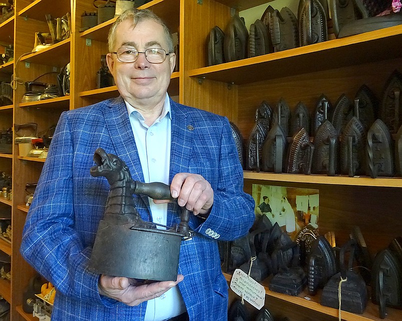 Николая Поляков с местной коллекцией утюгов. Фото: Алексей ОВЧИННИКОВ