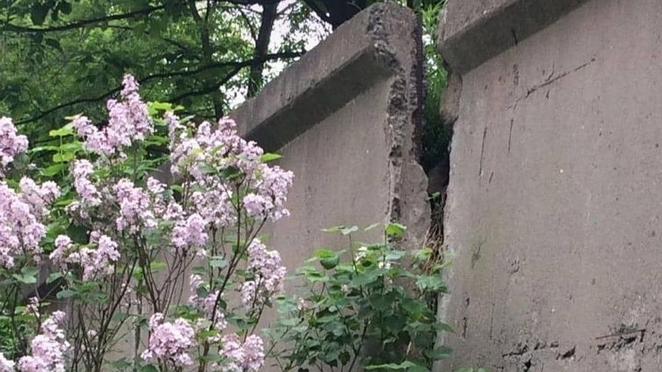 Такие подпорные стены во многих дворах Владивостока. Фото: инстаграм-паблик dpskontrol¬_125rus