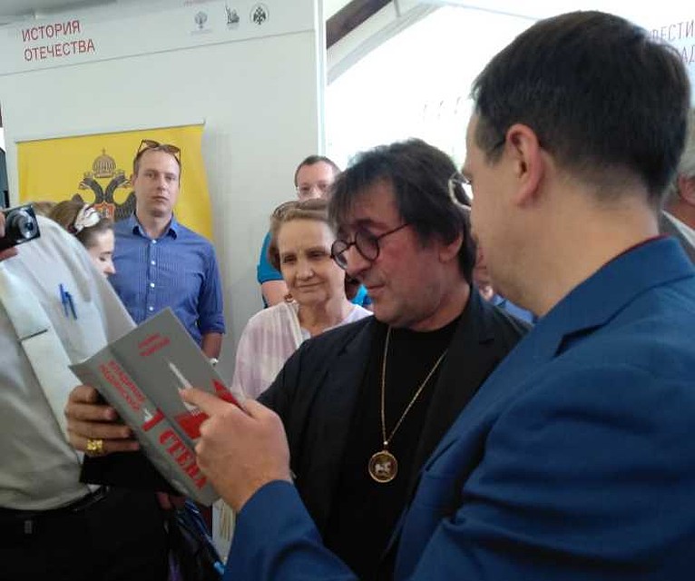 Автограф-сессию завершал преданный читатель Башмет. Фото: Игорь Емельянов.