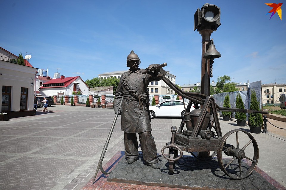 Памятник пожарному она находится около бывшего пожарного депо на Городском Валу Фото: Святослав ЗОРКИЙ