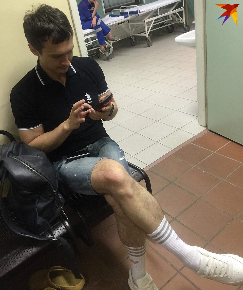 Помощник Бари Алибасова Сергей находится вместе с ним в больнице Фото: Кира БУЛЫЧЕВА
