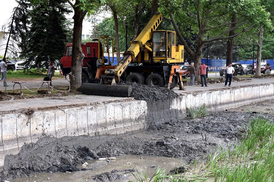 Работы ведутся одновременно в четырех точках Фото: Виталий ПАРУБОВ