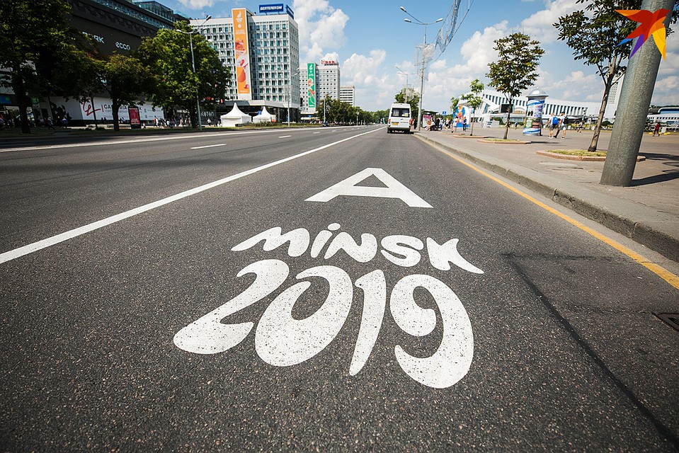 Новый элемент дорожной разметки в виде большой буквой А и подписи Minsk 2019. Фото: Павел МАРТИНЧИК