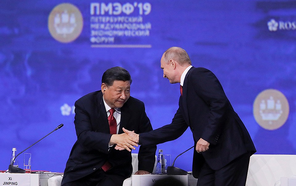 Первой темой дискуссии стала торговая война США и Китая и место России в ней Фото: REUTERS