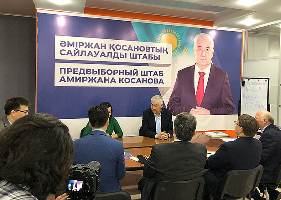 Кандидат в президенты Косанов нашел общий язык с группой наблюдателей из США Фото: Александр ГРИШИН