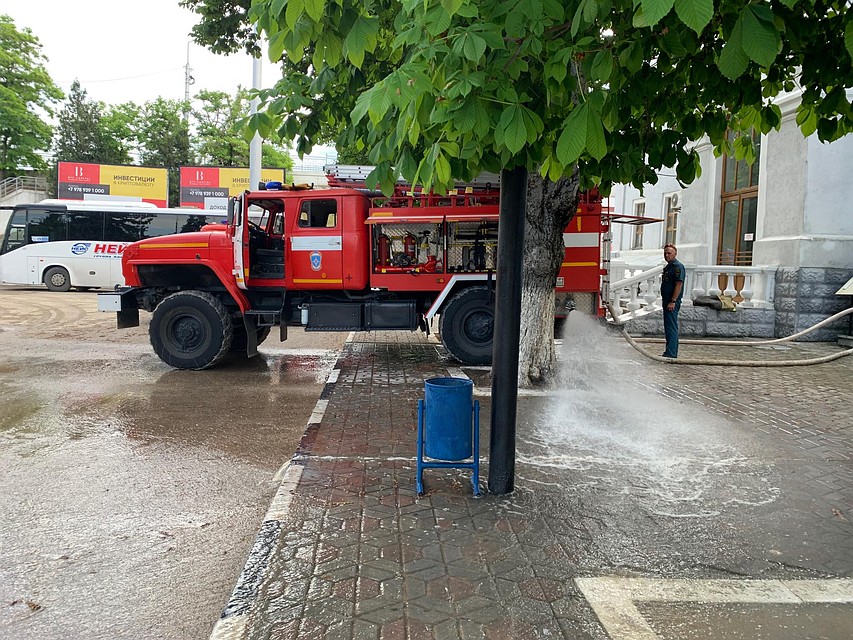 На железнодорожной станции залило подвалы. МЧС откачивает воду. Фото: Саша ВЕТРОВ