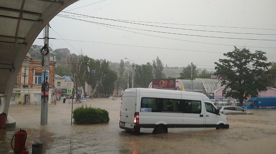 Автовокзал в Севастополе буквально "плавал" днем 7 июня Фото: Анна МЕЛЬНИКОВА