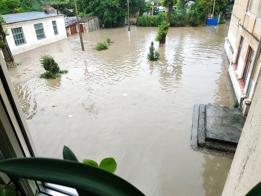 Вода проникла даже в помещение. Фото: пресс-служба правительства города