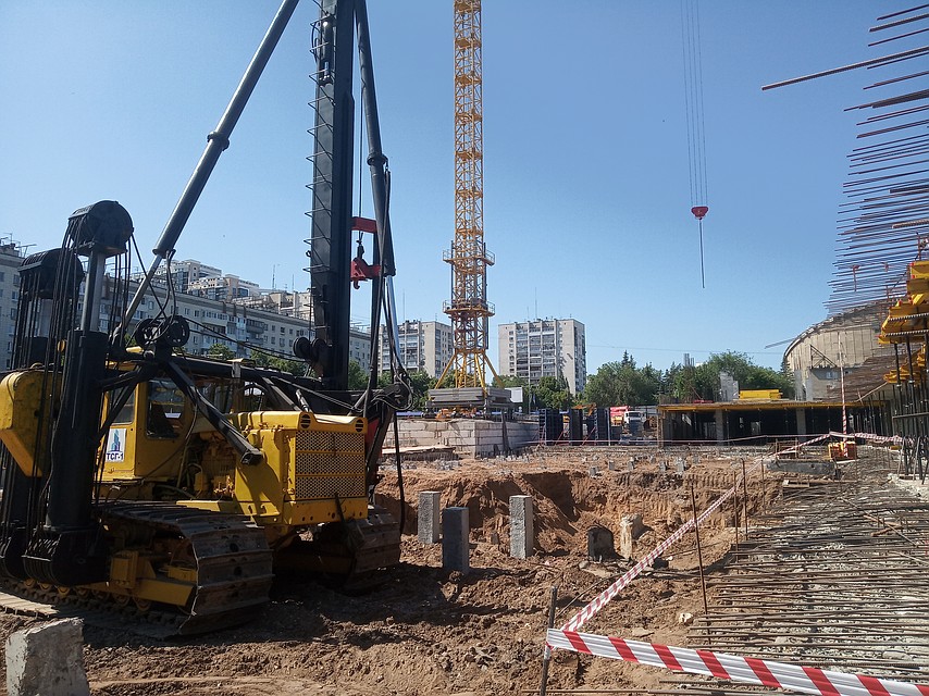 Все работы стараются вести в ночное время Фото: Мария ШЕСТЕРИКОВА