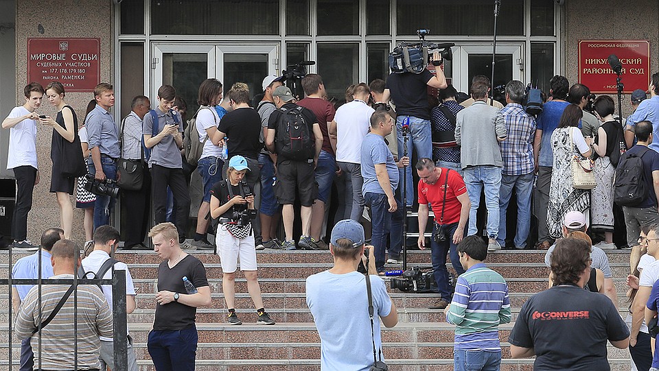 Десятки журналистов у здания Никулинского суда, где решалась судьба журналиста. Фото: REUTERS