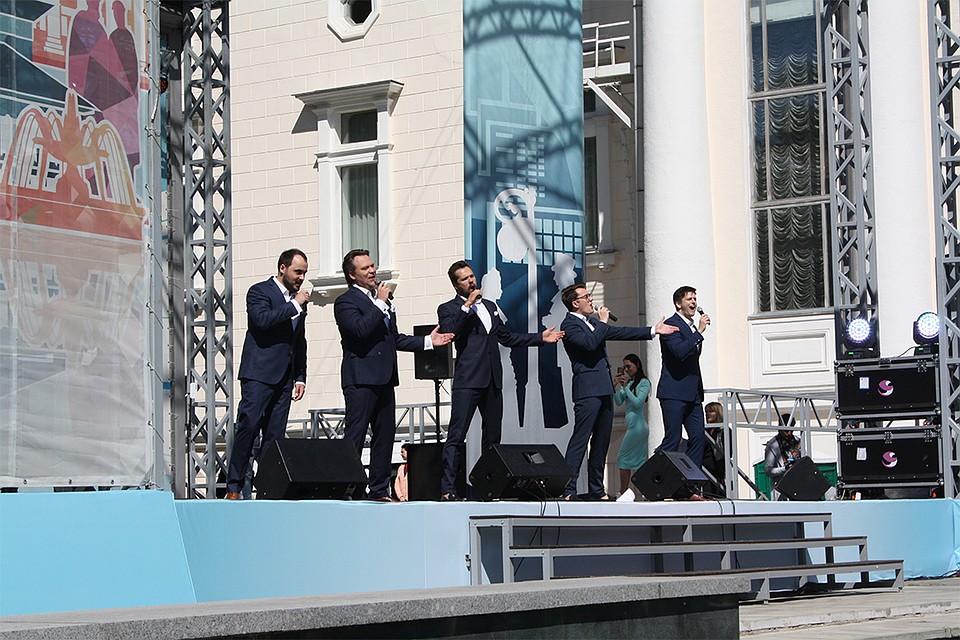 На Театральной площади выступил московский коллектив «VIVA» Фото: Елизавета Захарова