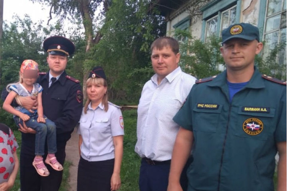 Полицейский Максим Медведский (держит девочку на руках) передал ее бабушке и дедушке. Фото: ГУ МВД России по Иркутской области.