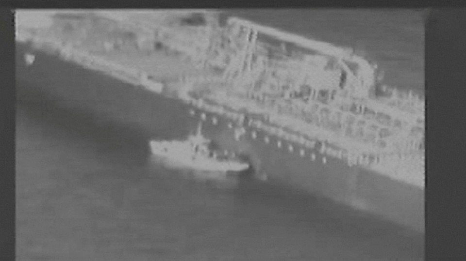 Американцы показали видео, на котором с катера патрульной береговой службы Ирана снимают установленные мины. Фото: REUTERS