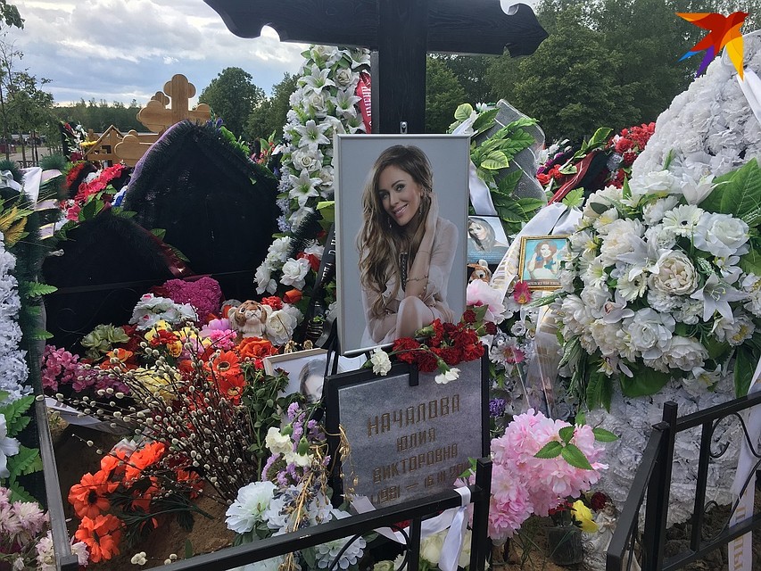 Юлина могила усыпана цветами и мягкими игрушками Фото: Павел КЛОКОВ