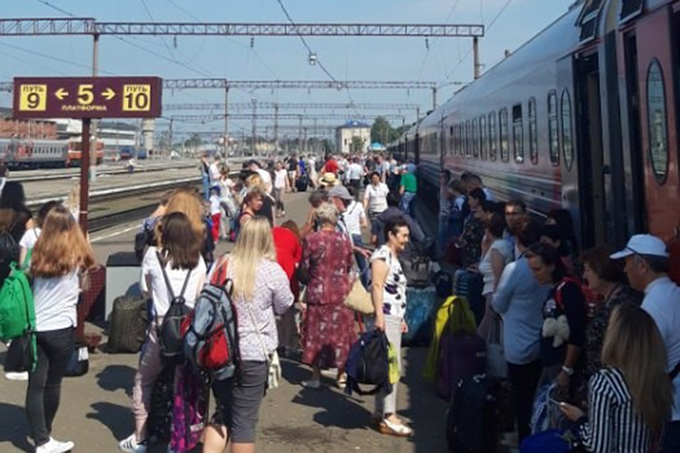 Пассажиры поезда около трех часов ждали, когда железнодорожники исправят проблему. Фото: vk.com, Кирилл Курносов.